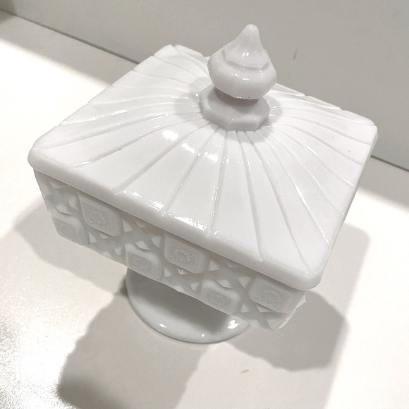 Westmoreland “Old Quilt” Milk Glass Footed Square Candy Dish w Lid. EUc - Picture 2 of 11